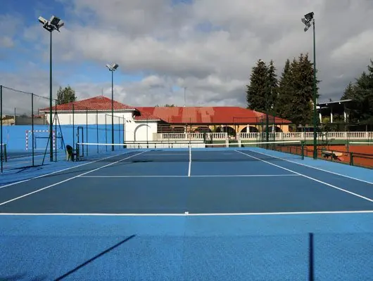 Pista rápida de color azul del Club Peñalba