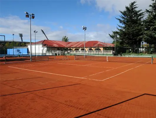 Vista de las pistas de tierra batida con la sede social al fondo