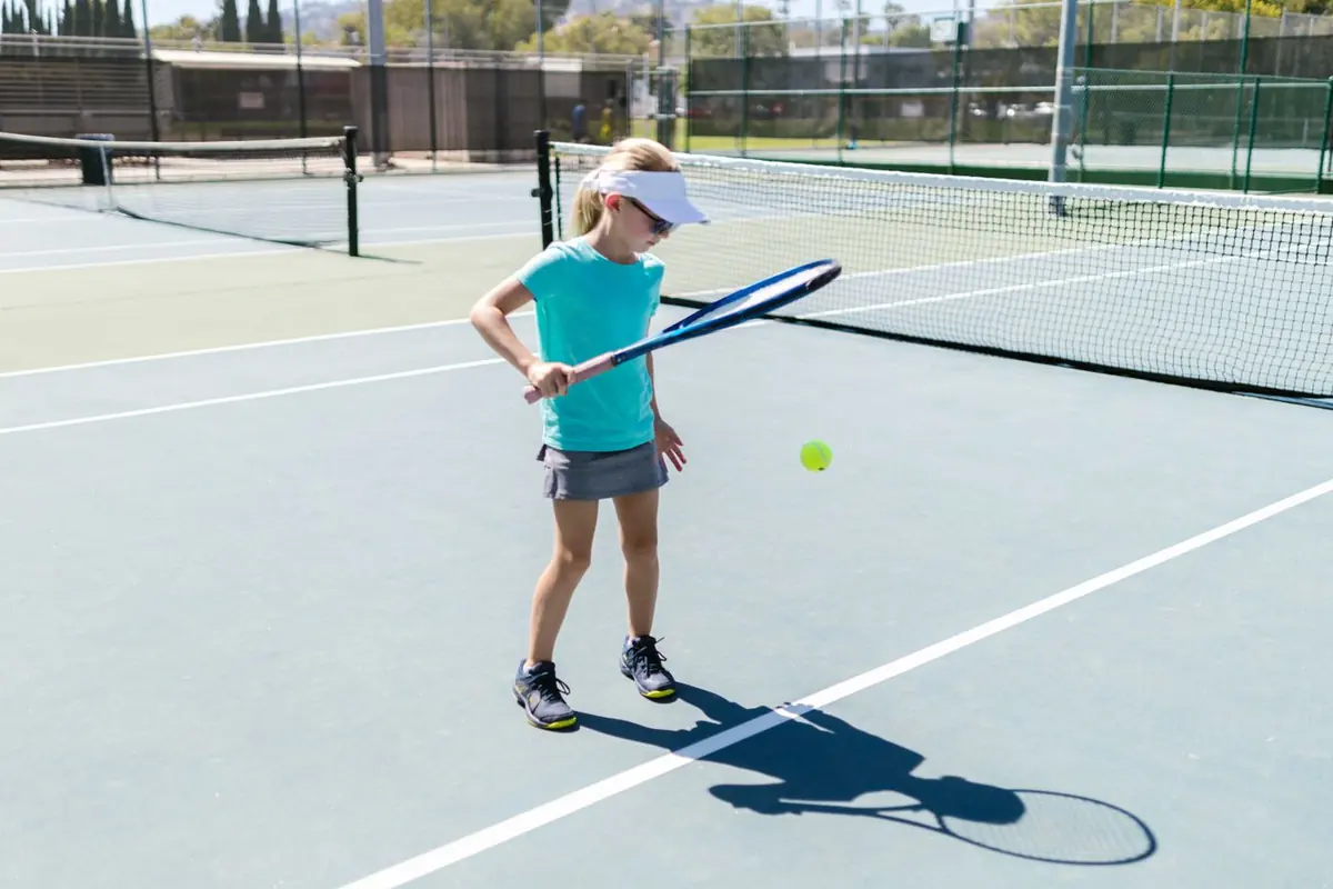 Niña ejecutando un golpe en la pista